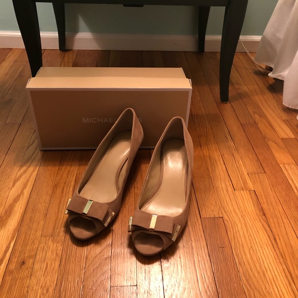 Michael Kors Beige Open Toe Bow Wedge Suede - Picture 4 of 8